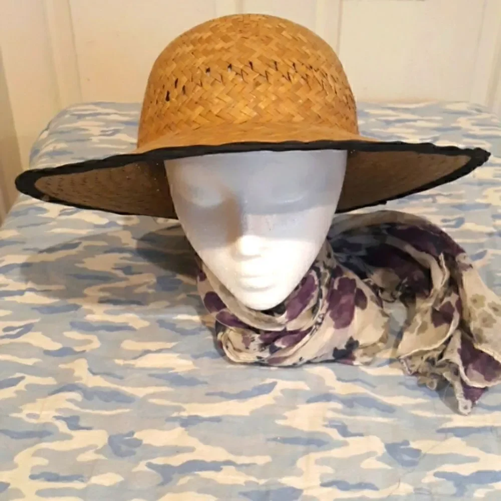Straw sun hat. Womens